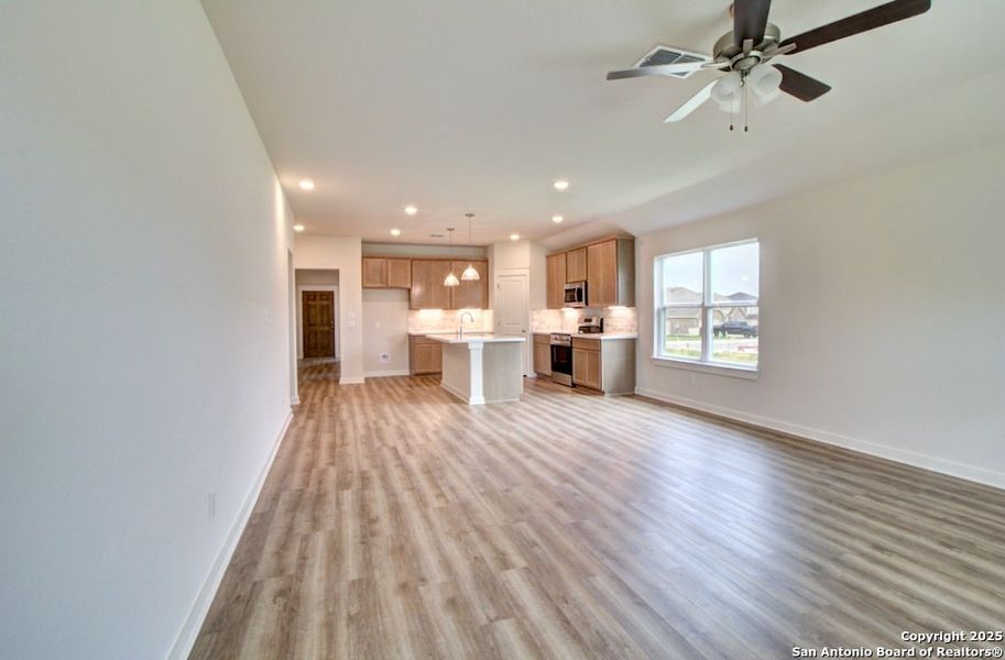 Spacious, unfurnished interior of a new home in Cloud Country, New Braunfels (Image 23).