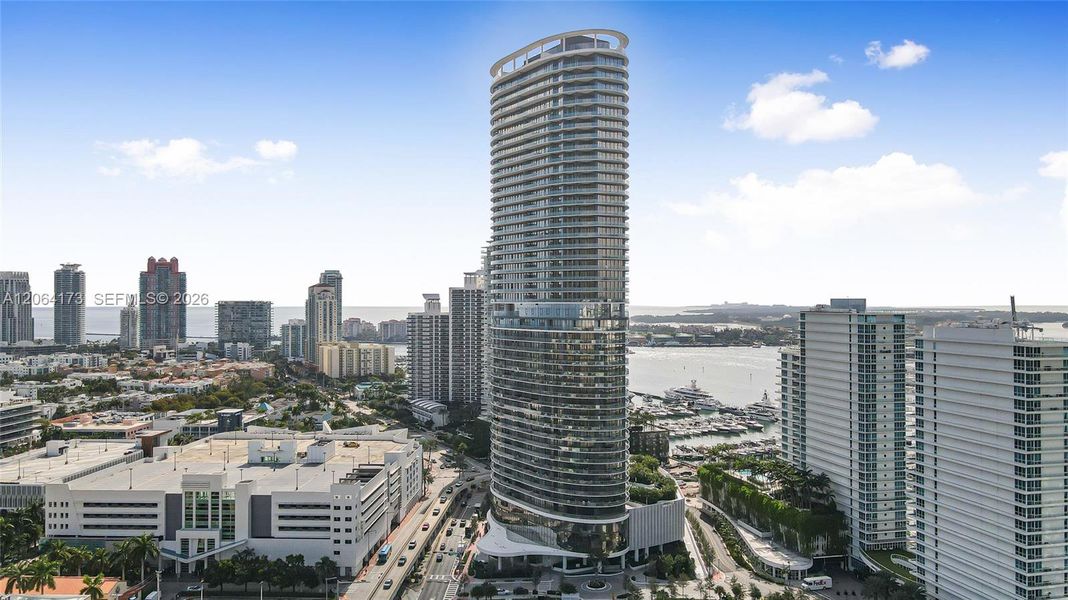 Condo located in Miami Beach, FL showcasing its design and architecture (Image 14).
