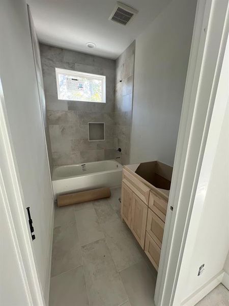 Full secondary bathroom upstairs