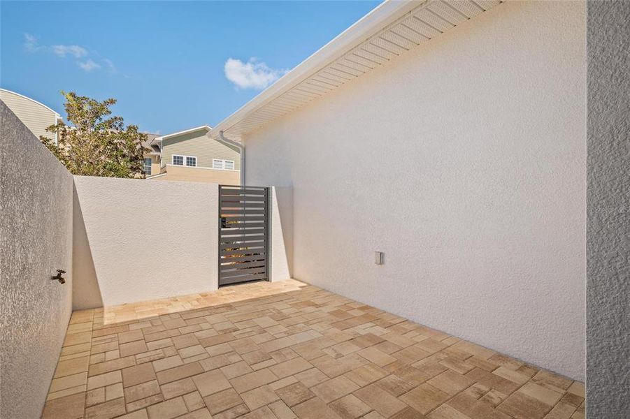 Spacious, unfurnished interior of a new home in , Tarpon Springs (Image 15).