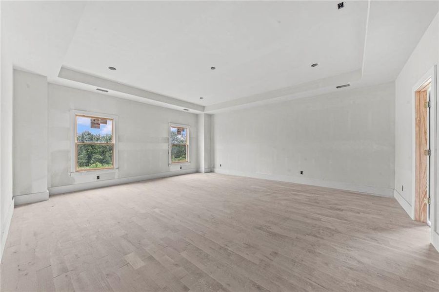 Spacious, unfurnished interior of a new home in , Bogart (Image 8).