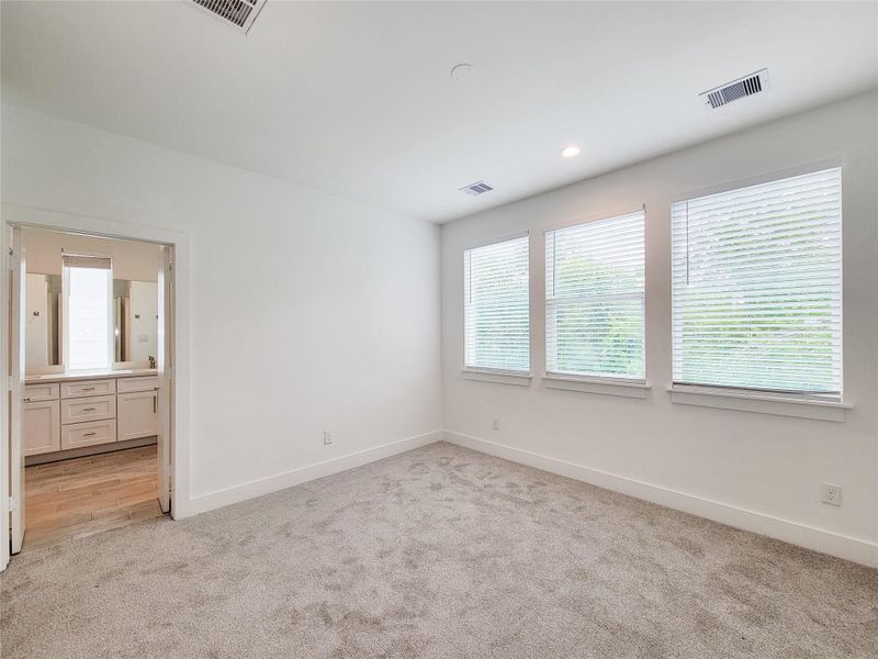 Spacious, unfurnished interior of a new home in , Houston (Image 32).