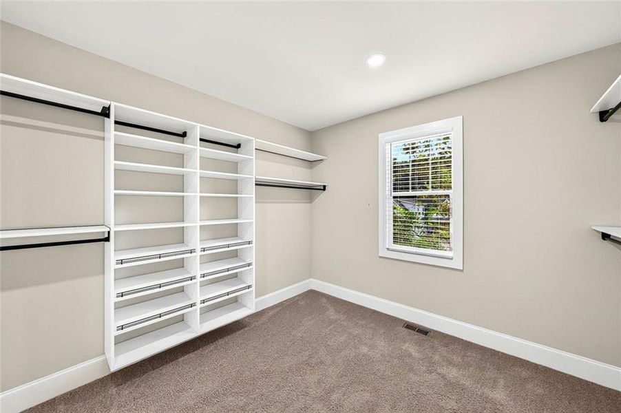 Spacious, unfurnished interior of a new home in , Bishop (Image 25).