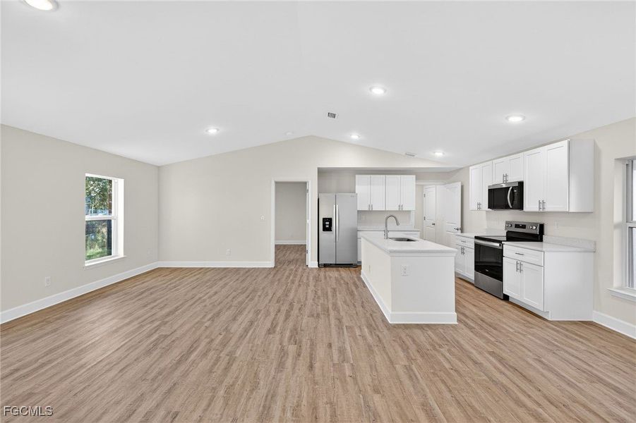 Spacious, unfurnished interior of a new home in Cape Coral, Cape Coral (Image 14).