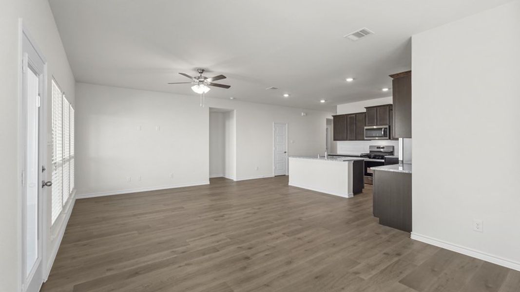 Spacious, unfurnished interior of a new home in Woodcreek, Fate (Image 10).