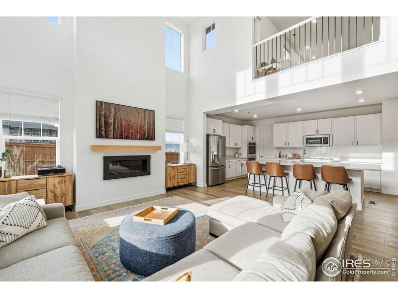 An easy, open flow between the living room and kitchen - ideal for everyday life and casual gatherings.