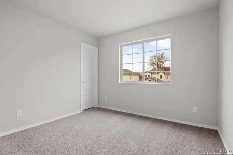 Spacious, unfurnished interior of a new home in Somerset Trails, San Antonio (Image 7). Spacious, unfurnished interior of a new home in Somerset Trails, San Antonio (Image 7).