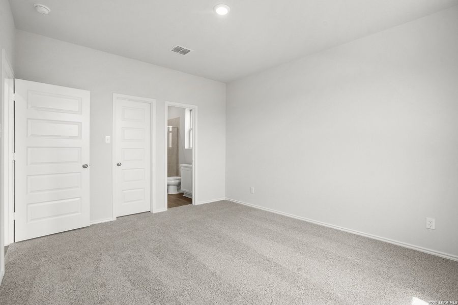 Spacious, unfurnished interior of a new home in Blue Ridge Ranch, San Antonio (Image 12).