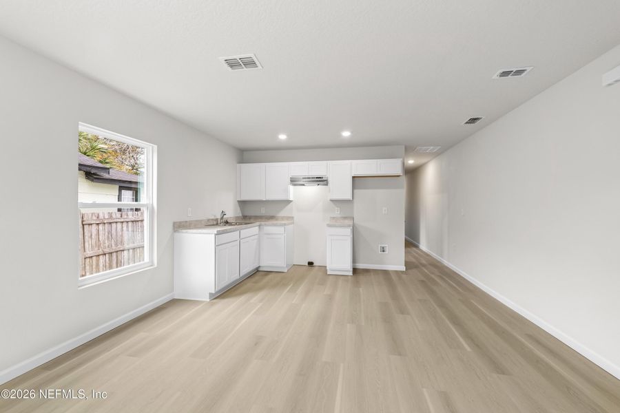 Spacious, unfurnished interior of a new home in , Jacksonville (Image 12).