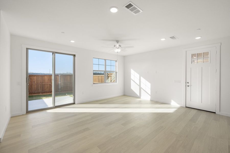 Spacious, unfurnished interior of a new home in Wildridge, Oak Point (Image 14).