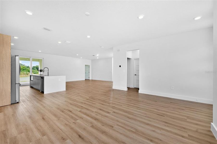 Spacious, unfurnished interior of a new home in , Rotonda West (Image 24).