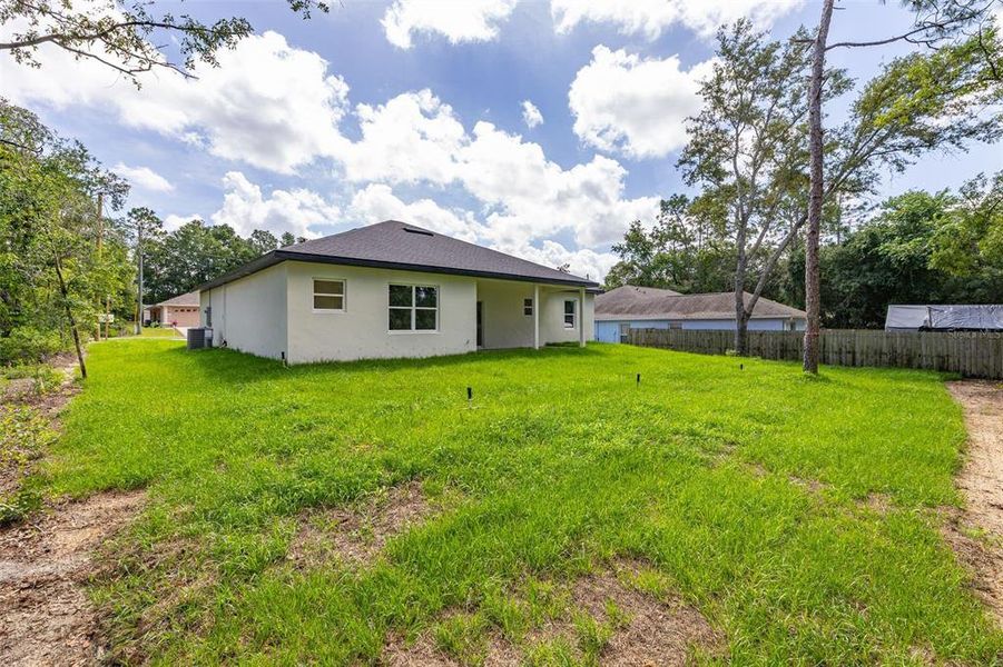 Exterior details and patio area of a home in , Dunnellon (Image 27).