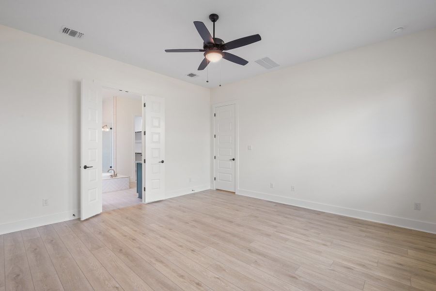 Spacious, unfurnished interior of a new home in Lariat, Liberty Hill (Image 34).