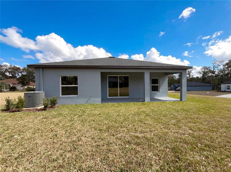 Exterior details and patio area of a home in Grand Park, Dunnellon (Image 3).