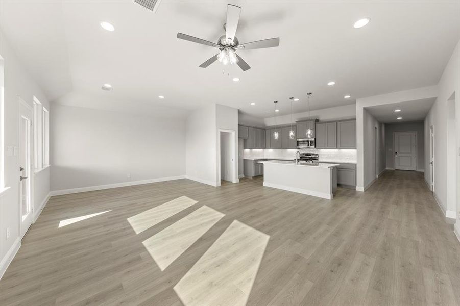 17_18. 1236 Redcoat - Family (3)