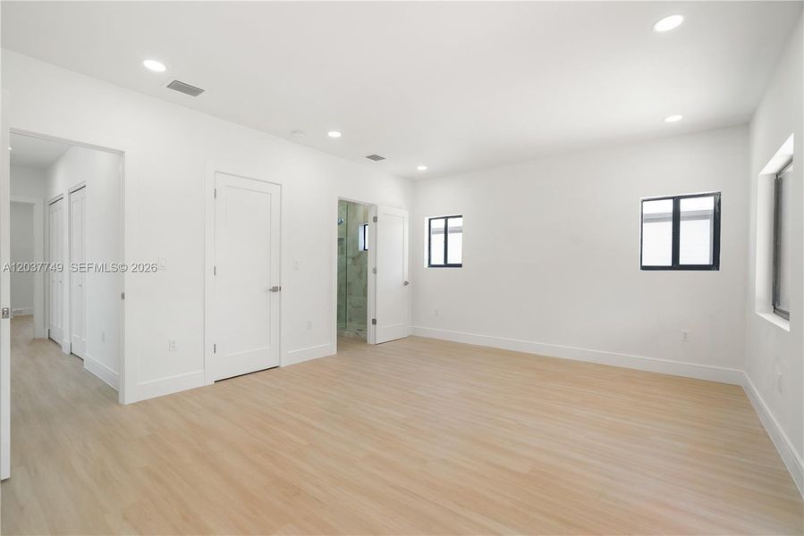 Spacious, unfurnished interior of a new home in , Key Largo (Image 35).