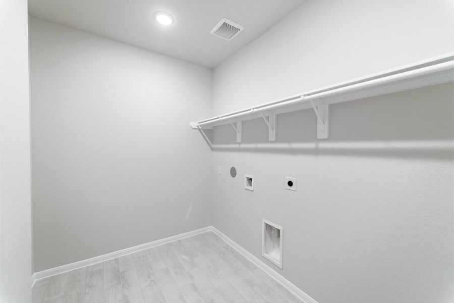 Spacious, unfurnished interior of a new home in Canterra Creek, Rosharon (Image 22).
