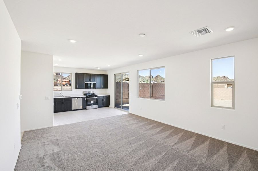 Spacious, unfurnished interior of a new home in Saguaro Haven, Tucson (Image 5).