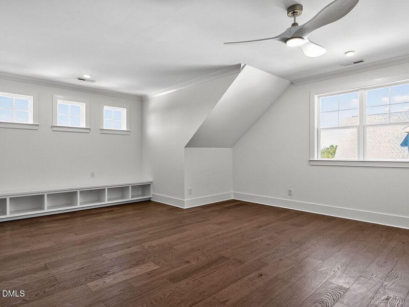 032-1280x960-bonus-room