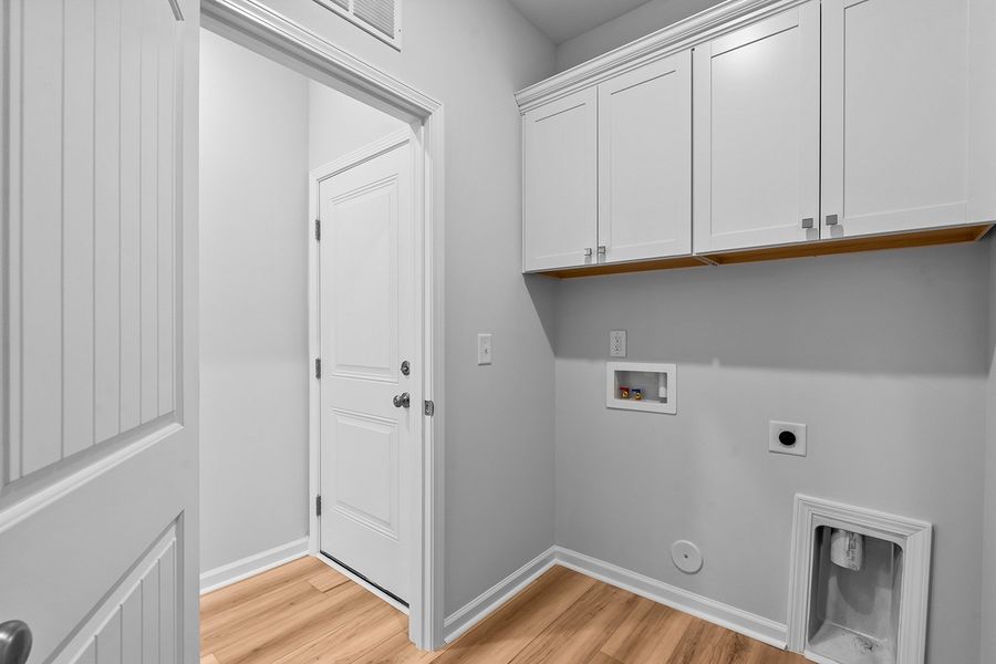 Spacious, unfurnished interior of a new home in Hanes Lake, Winston-Salem (Image 27).