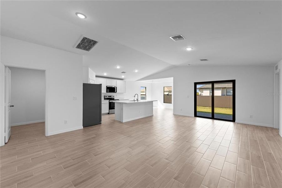 Spacious, unfurnished interior of a new home in , Port Charlotte (Image 10).