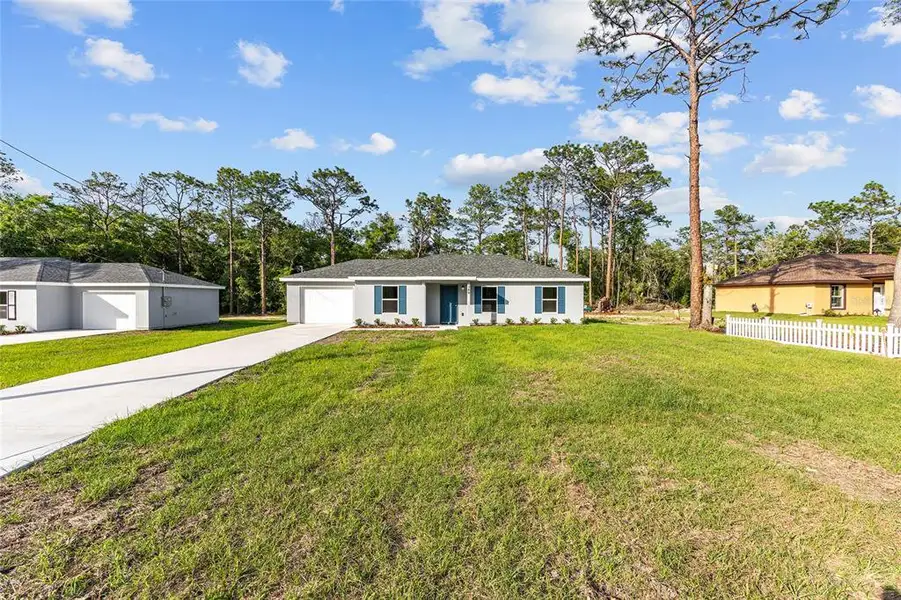 Exterior details and patio area of a home in , Ocala (Image 3).