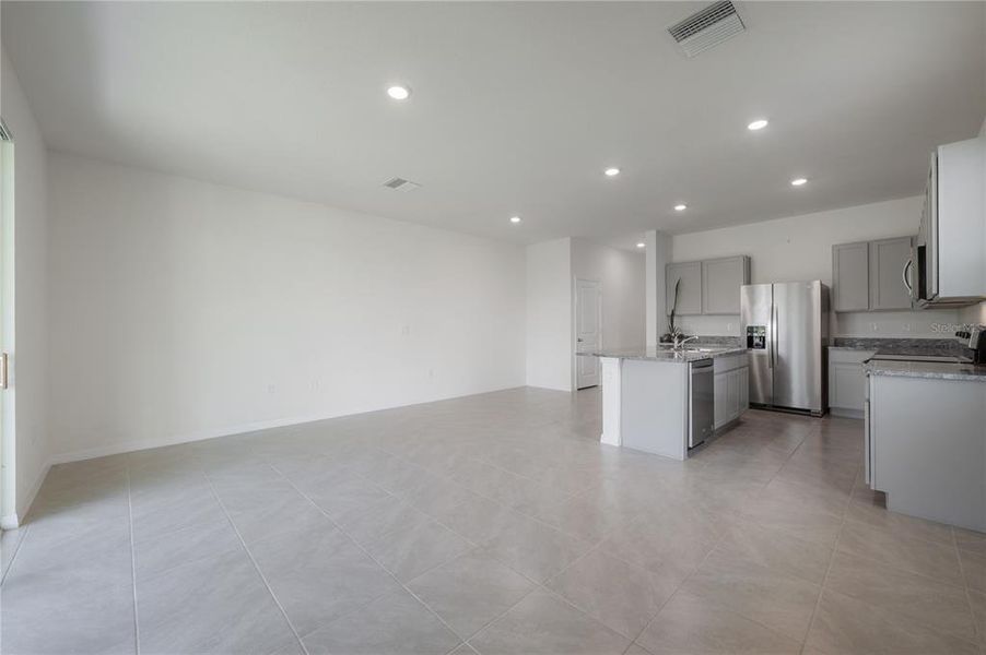 Spacious, unfurnished interior of a new home in , Wimauma (Image 24).