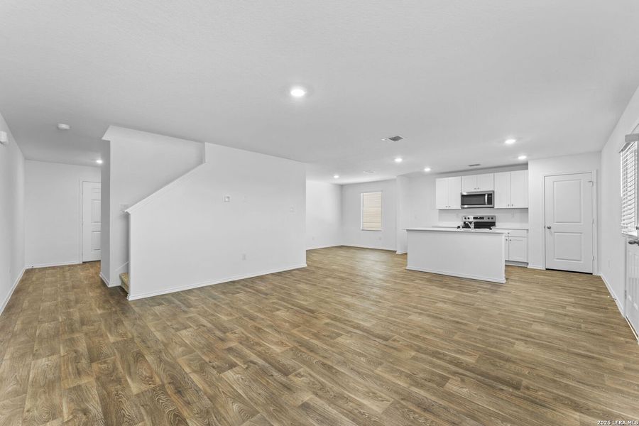 Spacious, unfurnished interior of a new home in Laurel Vistas, San Antonio (Image 8).
