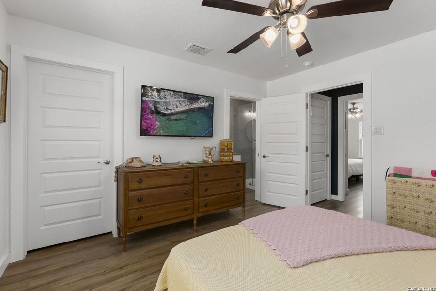 Furnished interior view inside a new home in , Bandera (Image 4).