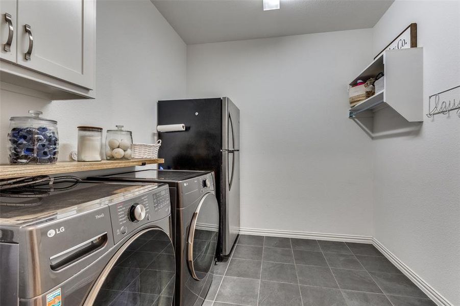 Furnished interior view inside a new home in Reunion 60s, Rhome (Image 12).