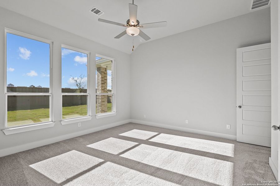 Spacious, unfurnished interior of a new home in Mayfair 50', New Braunfels (Image 27).