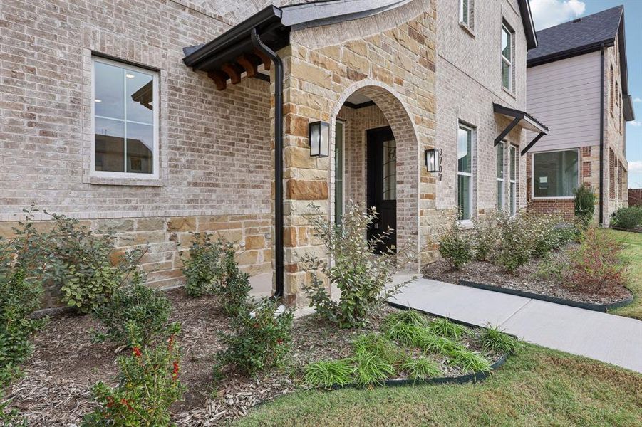 Exterior details and patio area of a home in , Rowlett (Image 4).