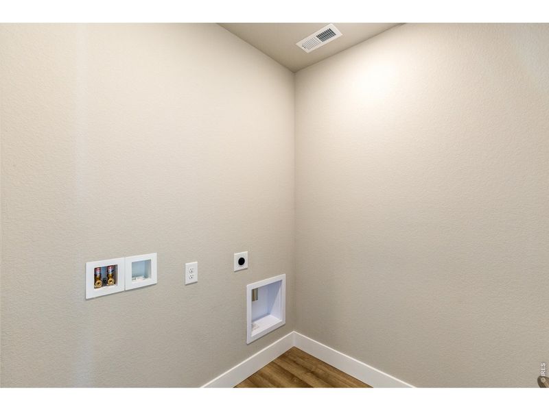 Spacious, unfurnished interior of a new home in Granary, Johnstown (Image 15).