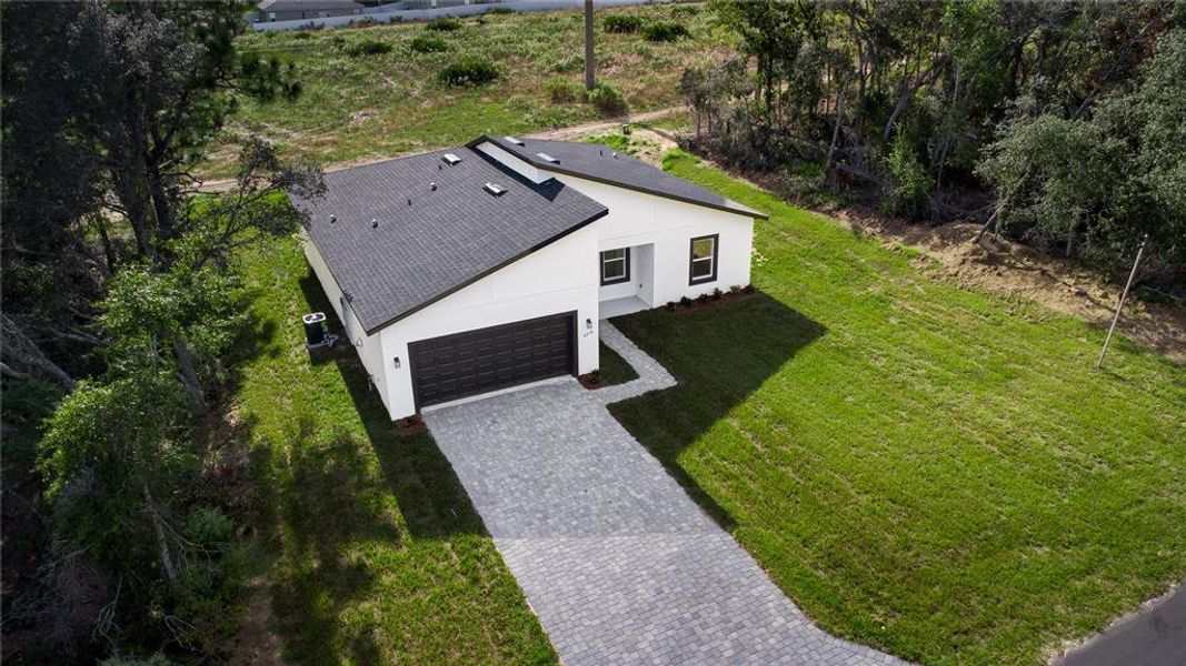 Exterior details and patio area of a home in , Ocala (Image 3).