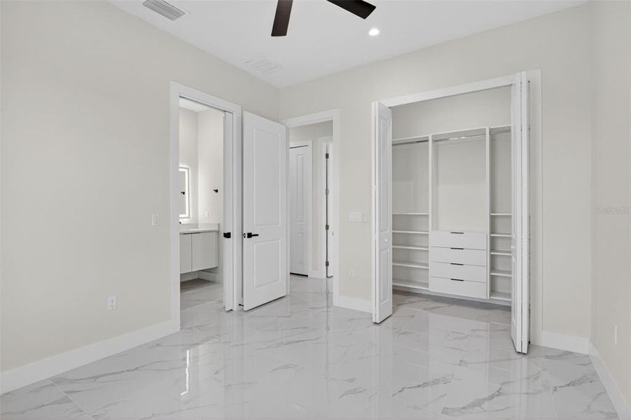 Spacious, unfurnished interior of a new home in , Cape Coral (Image 23).