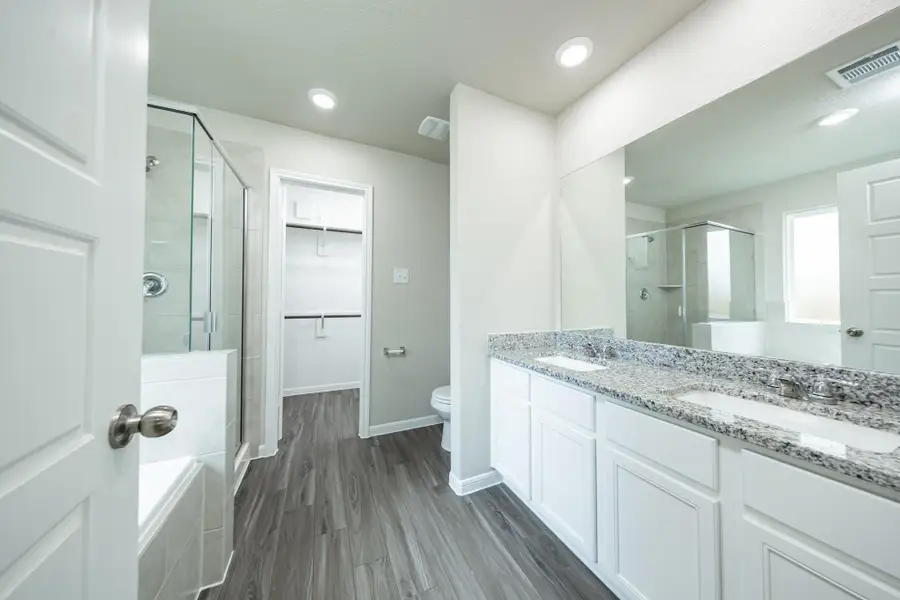 Furnished interior view inside a new home in Mackenzie Creek, Conroe (Image 4).