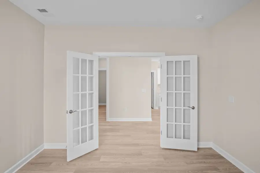 Spacious, unfurnished interior of a new home in Coastal Club of the Carolinas, Calabash (Image 13).