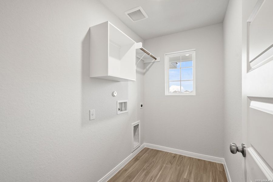 Spacious, unfurnished interior of a new home in Dauer Ranch, New Braunfels (Image 26).