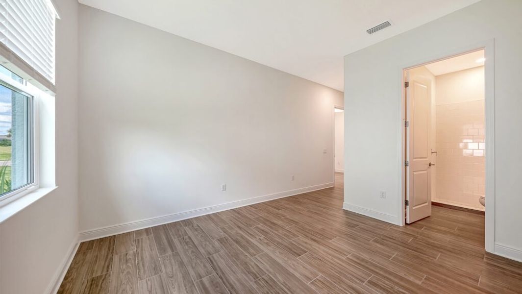 Spacious, unfurnished interior of a new home in Canoe Creek, Parrish (Image 35).