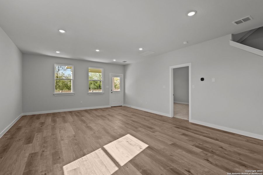 Spacious, unfurnished interior of a new home in Cinco Lakes, San Antonio (Image 21).