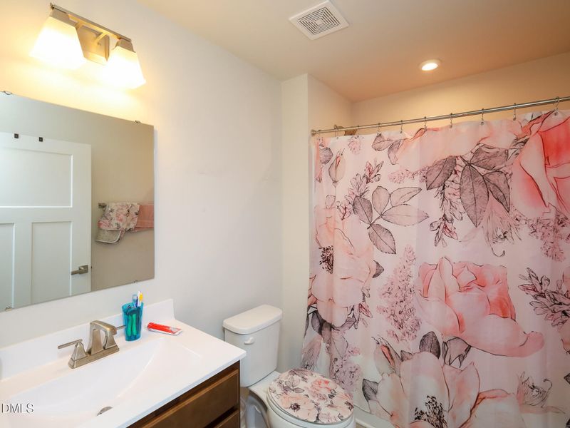 037_601_hollys_bluff_full_bath2