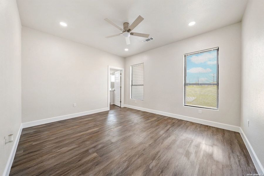 Spacious, unfurnished interior of a new home in , Atascosa (Image 18).