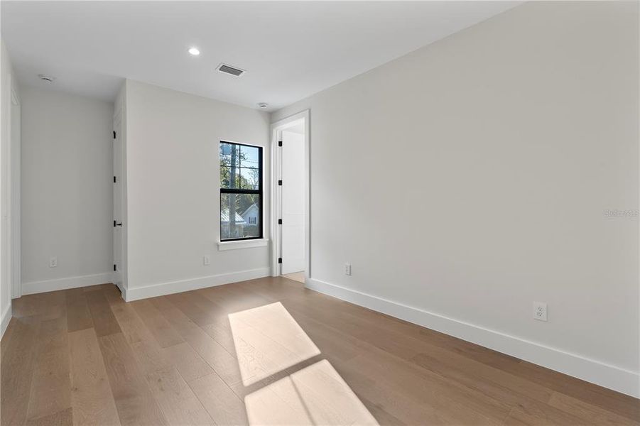 Spacious, unfurnished interior of a new home in , Winter Park (Image 21).