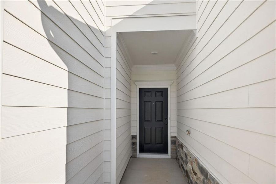 Exterior details and patio area of a home in Sanders Park, Austell (Image 2).