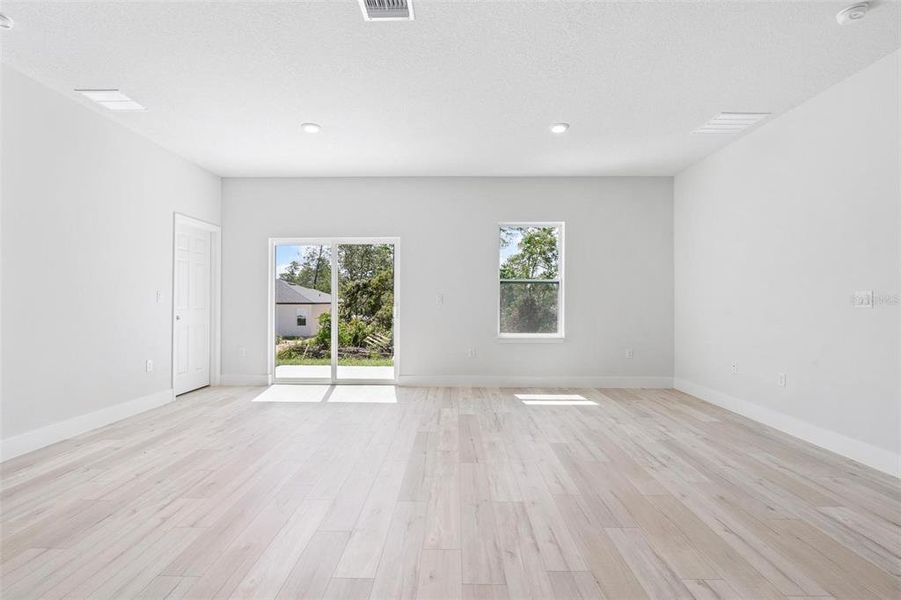 Spacious, unfurnished interior of a new home in , Ocala (Image 16).