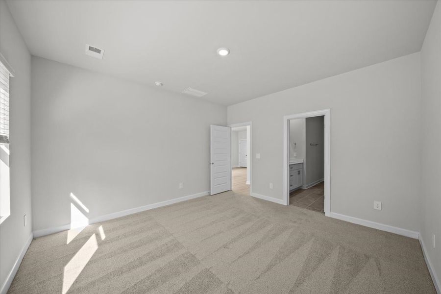 Spacious, unfurnished interior of a new home in Village at White Pine, Pendleton (Image 14).