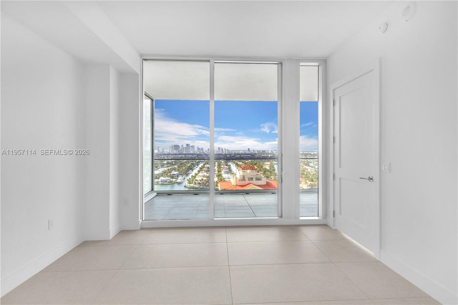 Spacious, unfurnished interior of a new home in , Fort Lauderdale (Image 17).