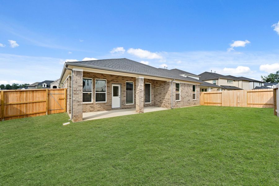 Exterior details and patio area of a home in Barton Creek Ranch, Conroe (Image 4).