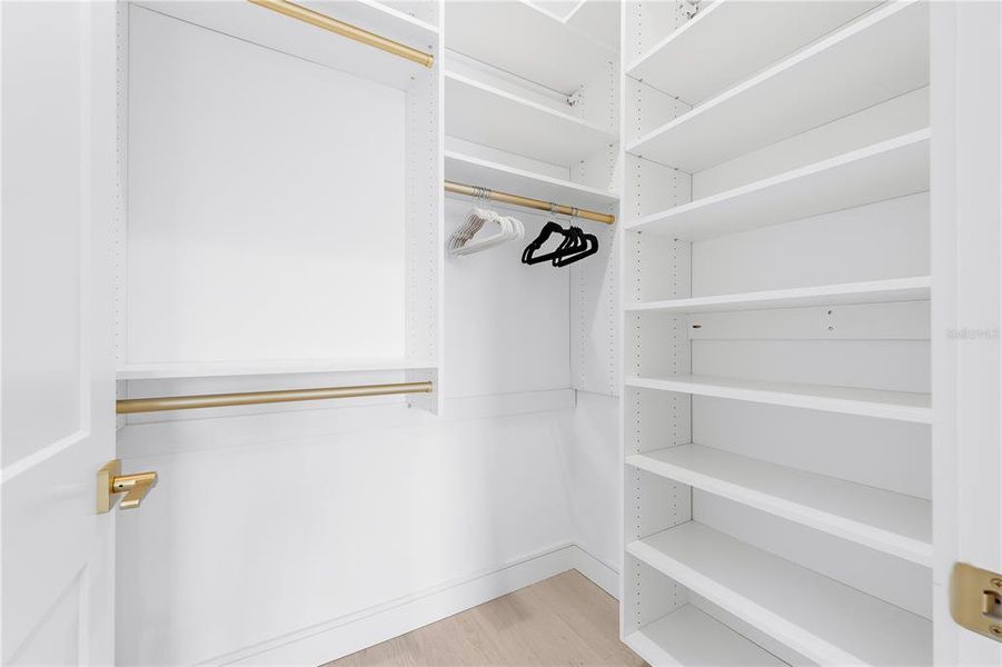 Spacious, unfurnished interior of a new home in , Sarasota (Image 20).