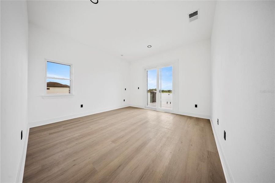 Spacious, unfurnished interior of a new home in , Lake Alfred (Image 16).